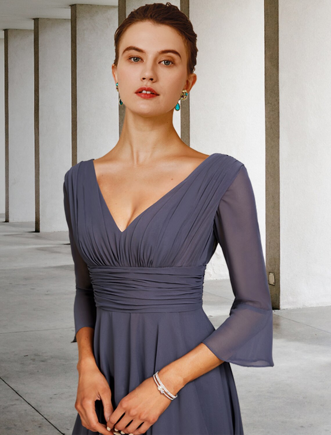 Abito da sposa a trapezio, elegante, con scollo a V asimmetrico, lunghezza al pavimento, in chiffon, maniche a 3/4 con spacco frontale arricciato